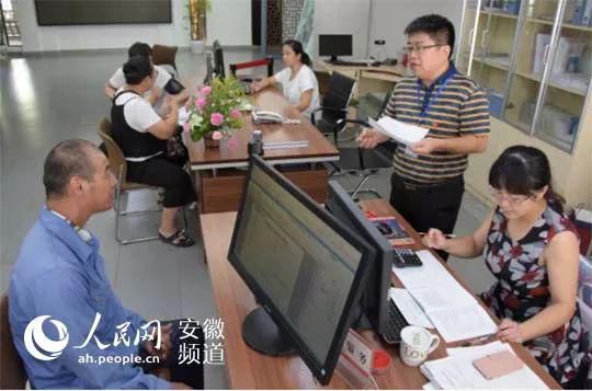 铜陵幸福社区工作人员在公共服务平台上为居民办事（周峰摄）