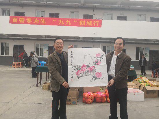 琅琊区政协副主席、工商联主席何玉忠为滁州新锐学校赠送书法作品