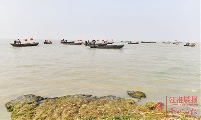 　　17日上午，近百条渔船缓缓驶向湖心。
