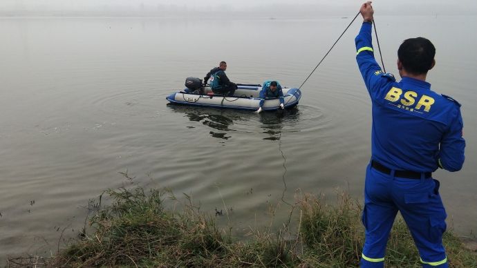 蓝天救援队正在打捞尸体。    图片来源：六安市蓝天救援队官方微博