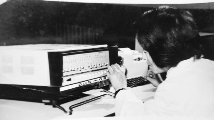 40多年前喻嗣南操作刚研制出的微型计算机。