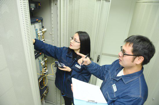 2018年12月17日，安徽省滁州供电公司通信专业人员在通信机房对通讯线路进行检修，应对可能出现的低温、雨雪天气。 (3)_副本