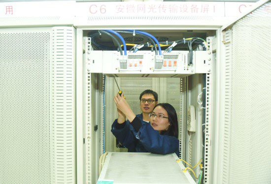 2018年12月17日，安徽省滁州供电公司通信专业人员在通信机房对通讯线路进行检修，应对可能出现的低温、雨雪天气。 (5)_副本
