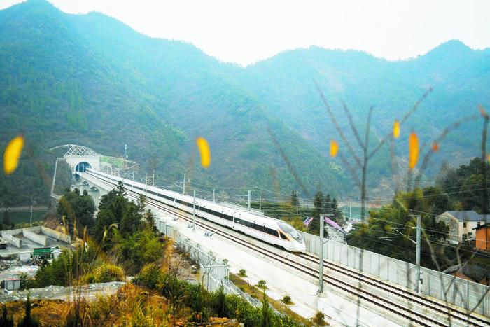 杭黄高铁列车通过位于浙江淳安的进贤溪大桥。