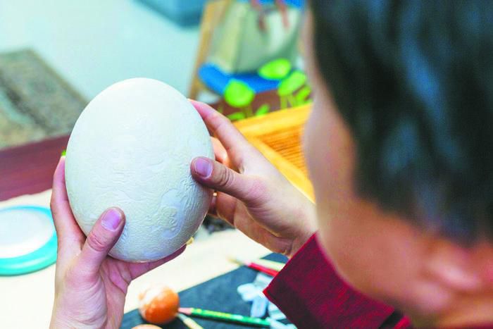 用鸵鸟蛋制作的蛋雕。