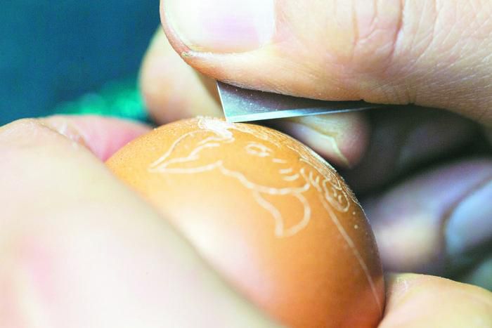 用刀片在蛋壳上进行雕刻。
