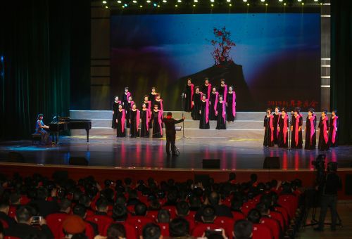 女声合唱  《我为共产主义把青春奉献》冯树风 摄 (1)