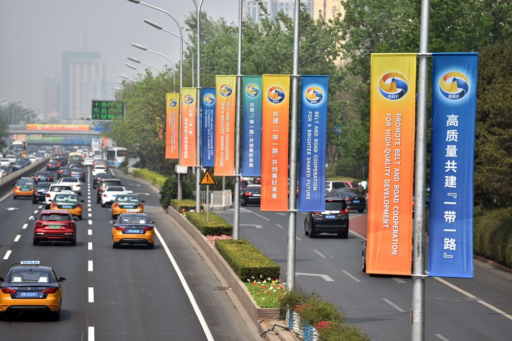 北京东二环路边，“一带一路”国际合作高峰论坛道旗格外醒目。