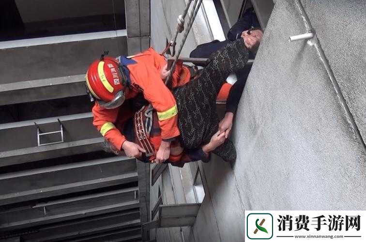 被压到落地玻璃窗前的紧急救援：惊心动魄的一刻