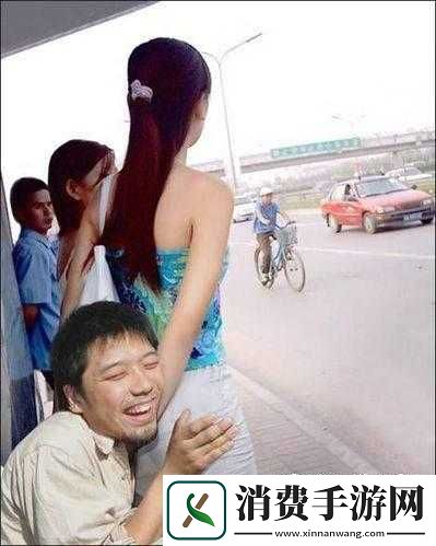 女子公交遇到咸猪手却很配合