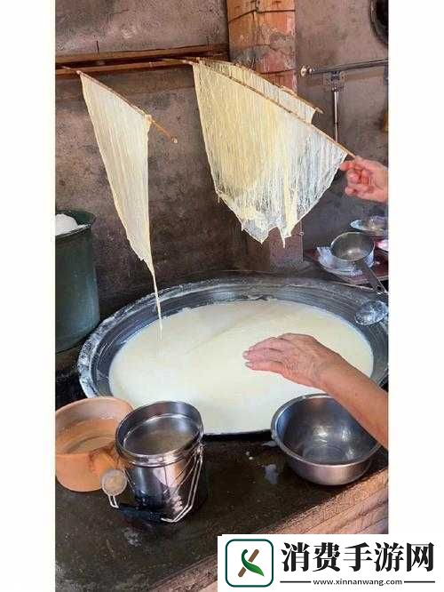 男女一起努力做豆浆：美味诞生记