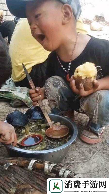 小孩子把钢筋喂给妈妈视频：令人震惊的一幕