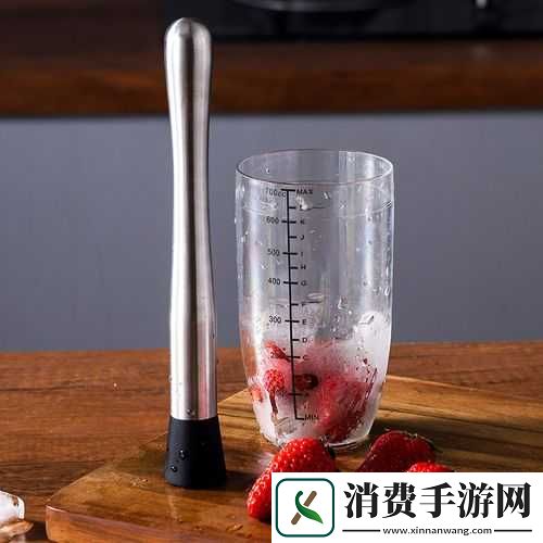 用杵将水果捣碎于小孔中