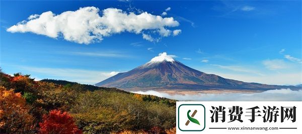 将草莓放在小洞里榨汁