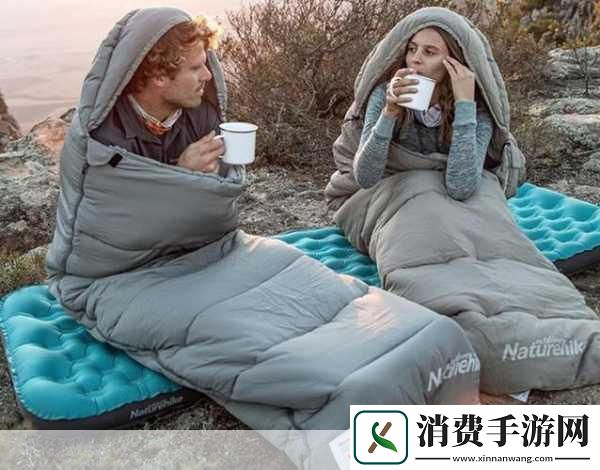 两人生猴子全程无被子：两人一起在户外露营夜晚寒冷一个问：“你觉得今晚真的不需要被子吗”