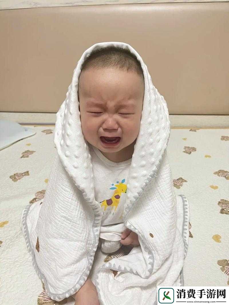 宝宝才两根手指就哭了