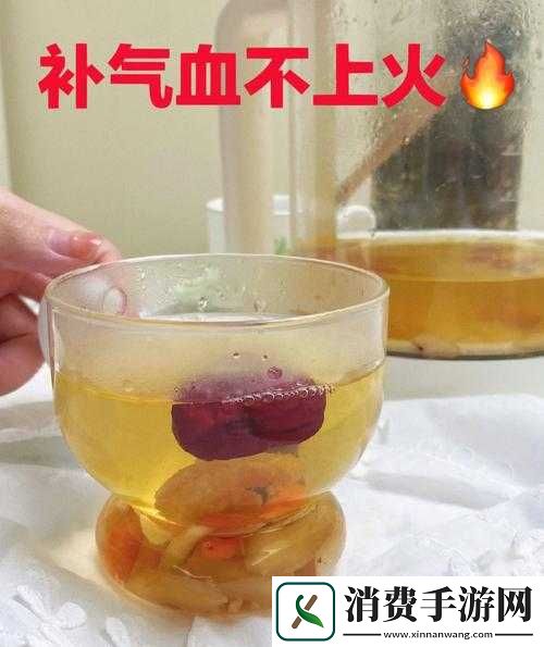 小洞想吃火腿肠喝热牛奶黄