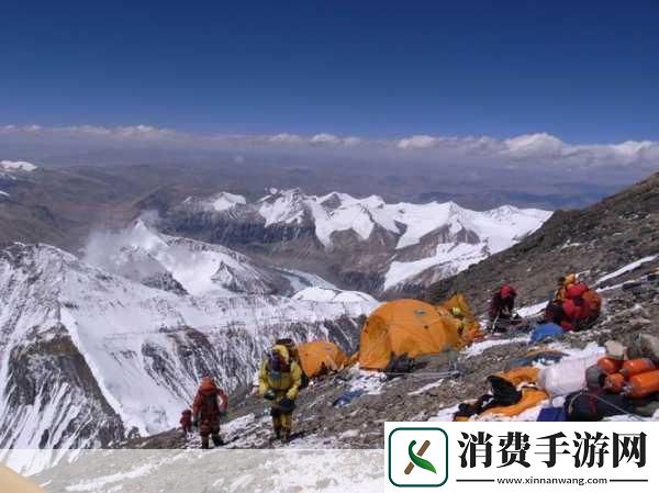 双手攀上两团高峰视频：攀登高峰的瞬间你是否感受到无与伦比的自由和成就