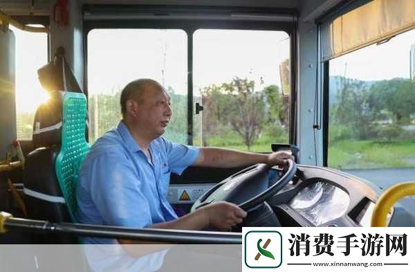被称为公交车的明星：你认为公交车在城市交通中扮演了怎样的重要角色呢