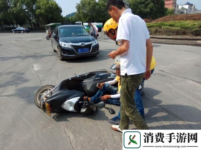 “电动狂潮”：撞人后免责-时代的荒诞剧