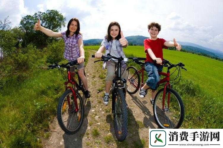 一前一后三个人一起骑自行车：共赴欢乐之旅