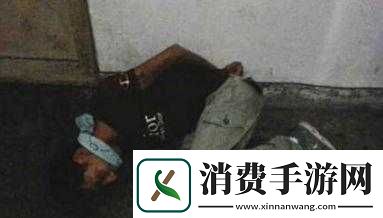 帅哥绑架用黑色胶带封口眼睛：背后的故事 