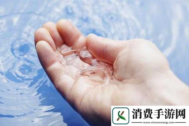 手指划入缝隙挖水