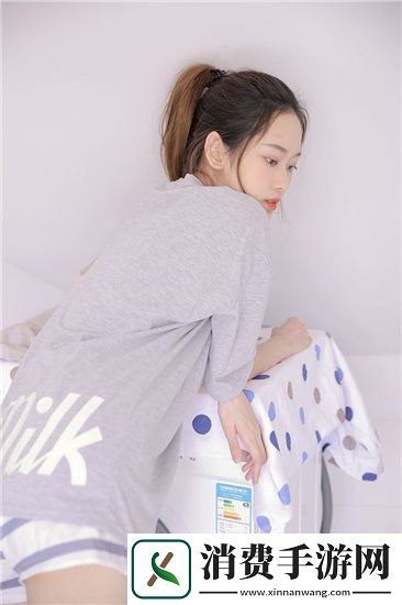 一前一后三个人一起骑自行车