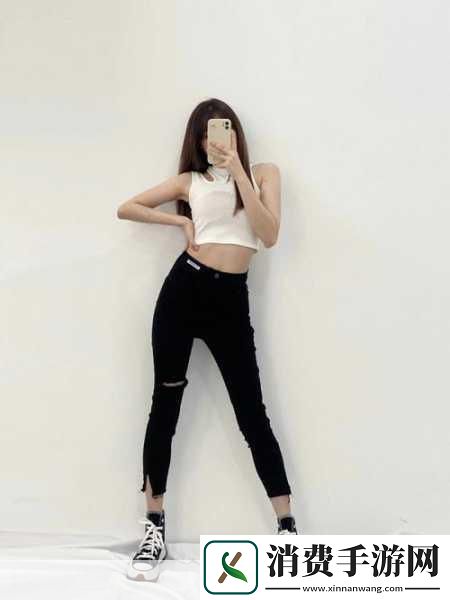 情侣晚上运动时的穿着指南选择合适的面料　　穿着舒适的运动服是进行高效锻炼的重要因素。对于情侣来说