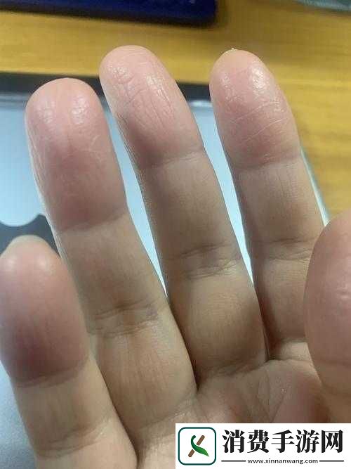 手指划入缝隙挖水