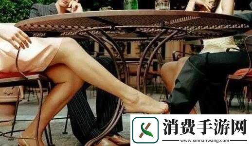 我和闺蜜公交被八人挤倒险象环生