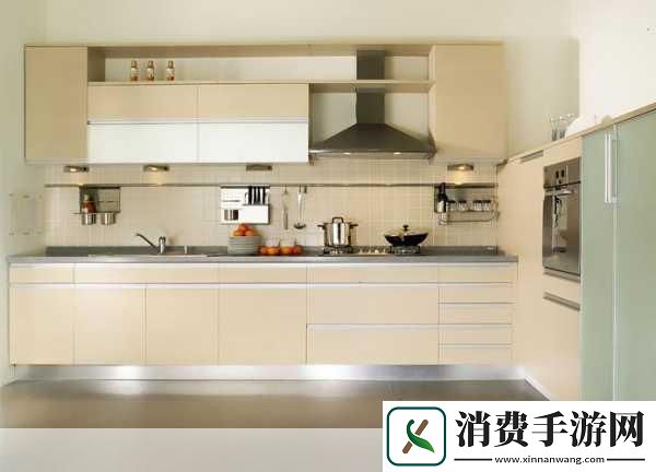 从厨房一路干到客厅