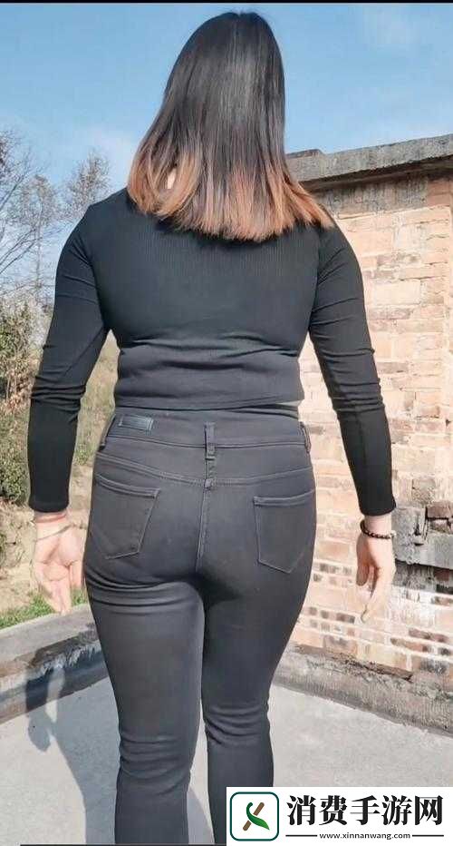 他的腰身缓慢的下沉