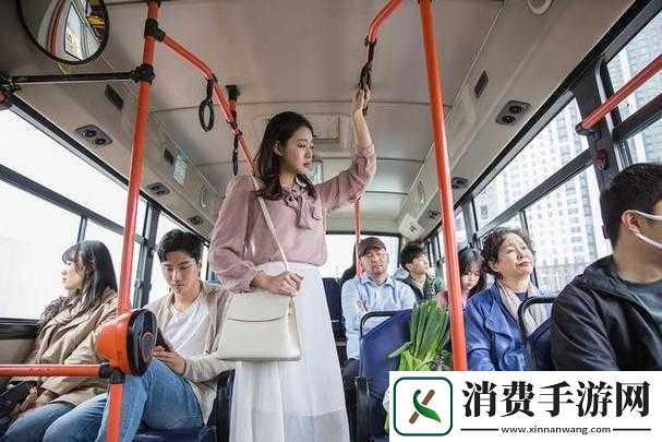 颠簸的公交车上的故事