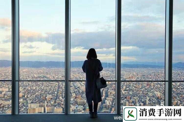 抬头看镜子里的接合处