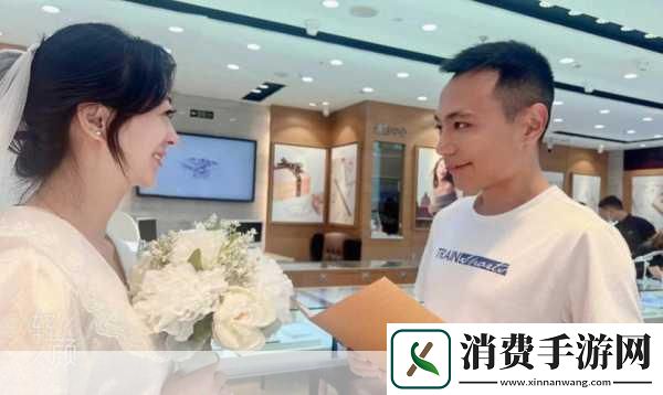 左拥右抱小1V2全新上架后被疯传1.