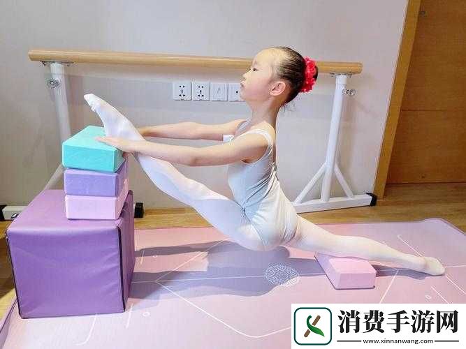 舞蹈生戴小玩具练劈叉