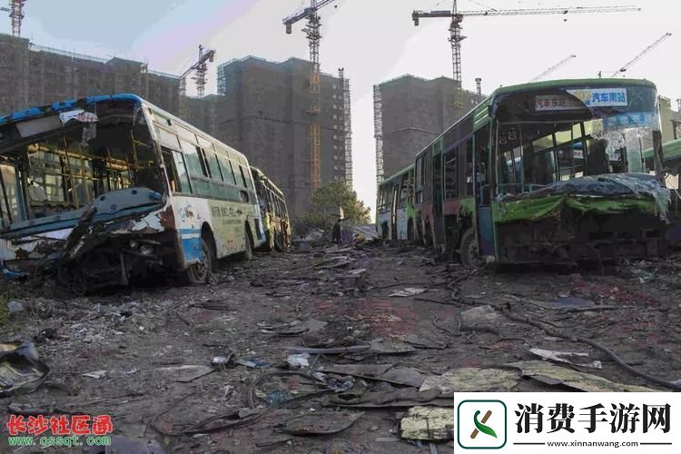 “潮流风暴中的公交车小镇