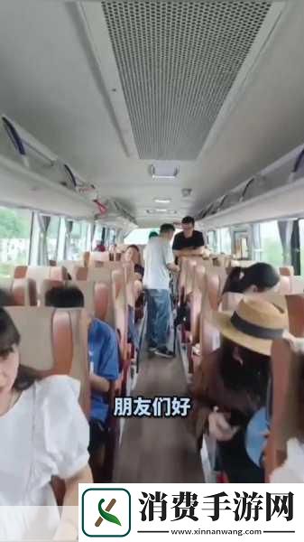 回乡大巴车最后一排的独特体验1.