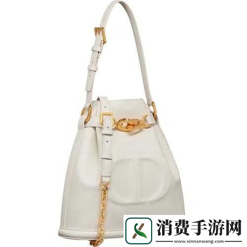 女生胸前的两个大包包有什么用