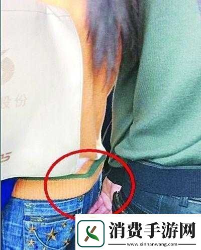 女子公交遇咸猪手却配合引争议