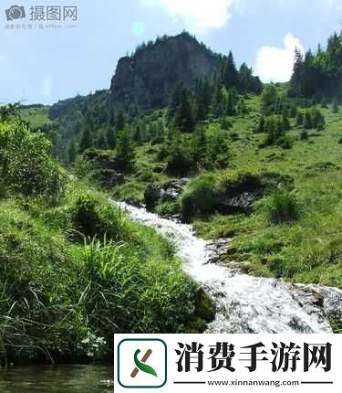 两峰夹小溪地湿又无泥