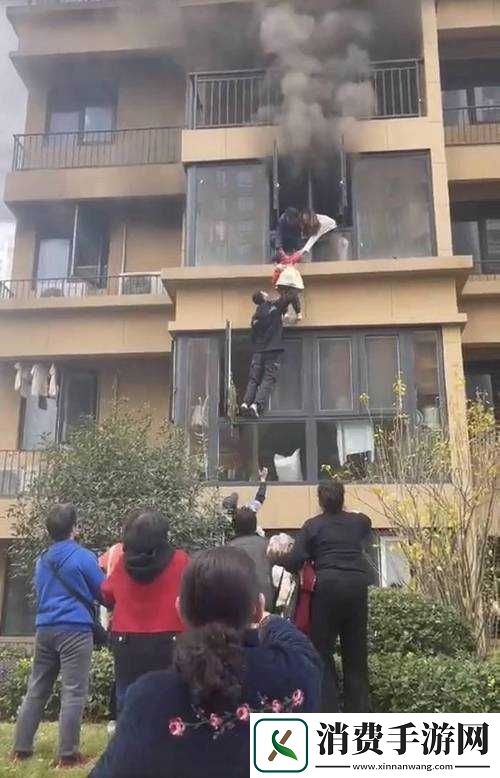 被压到落地玻璃窗前的紧急救援