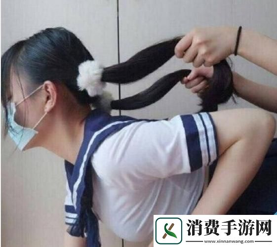 手抓两个马尾辫子