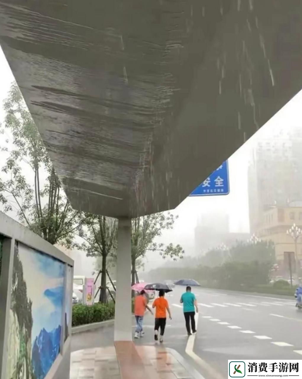 “雨天公交站避雨”热议背后