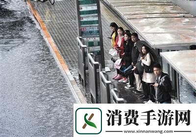 “雨天公交站避雨”热议背后