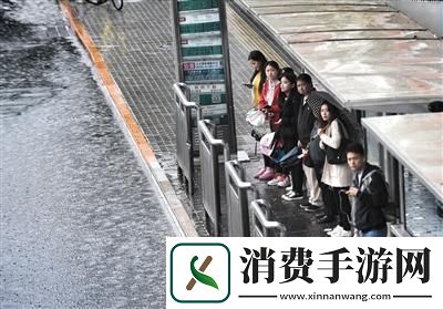 “雨天公交站避雨”热议背后