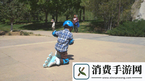 小孩一起差差轮滑鞋免费
