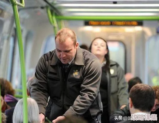 公交车检票员用B检票上车