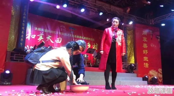 农村低级一丝不拉挂演唱会火爆上线